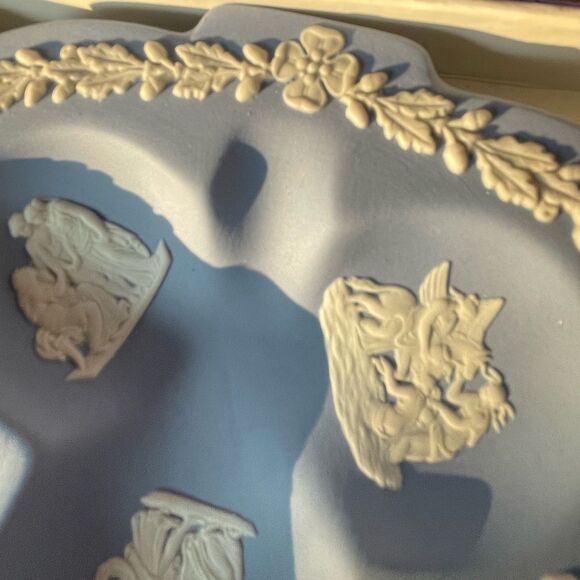 Wedgwood Blue Jasper Vintage Clover Shaped Trinket Dish in Original Box - Picture 10 of 14